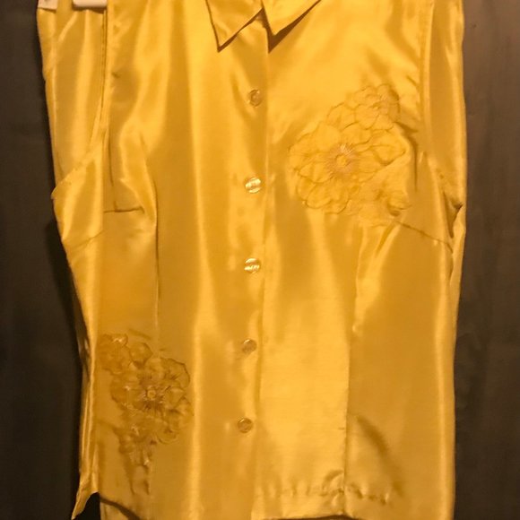 2-Piece Blouse Capris Pants - Picture 4 of 4